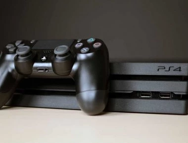 Έκοψε με αλυσοπρίονο το PlayStation του γιου του επειδή... τον μετέτρεπε σε «παντελώς ηλίθιο» (φωτο)